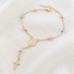 Pulsera Denario con Medalla Milagrosa, Cruz Colgante y Cuentas Bañada en Tres Oros para Dama