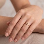 Anillo Minimalista con Círculo Calado en Pavé de Micro circones Bañado en Oro para Dama - Imagen 2