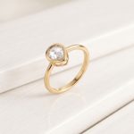 Anillo Solitario con Circon en Forma de Gota Engastada en Bisel Bañado en Oro para Dama
