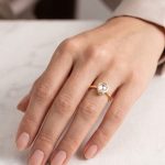 Anillo Solitario con Circon en Forma de Gota Engastada en Bisel Bañado en Oro para Dama - Imagen 2