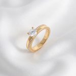 Anillo Solitario Clásico con Circón Central y Hombros en Pavé con Milgrain Bañado en Oro para Dama