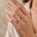Anillo Solitario Clásico con Circón Central y Hombros en Pavé con Milgrain Bañado en Oro para Dama - Imagen 2