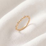 Anillo Chispas con Esferas Pulidas y Circones en Bisel Bañado en Oro para Dama
