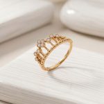 Anillo Estilo Tiara Corona con Esferas Perfiladas y Circones Bañado en Oro para Dama