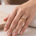 Anillo Estilo Tiara Corona con Esferas Perfiladas y Circones Bañado en Oro para Dama - Imagen 2