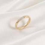 Anillo Media Caña con Barra Central en Pavé de Micro circones Bañado en Oro para Dama