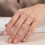 Anillo Media Caña con Barra Central en Pavé de Micro circones Bañado en Oro para Dama - Imagen 2