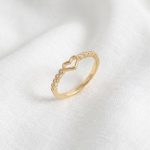 Anillo de Corazón Calado con Circones en Bisel Bañado en Oro para Dama