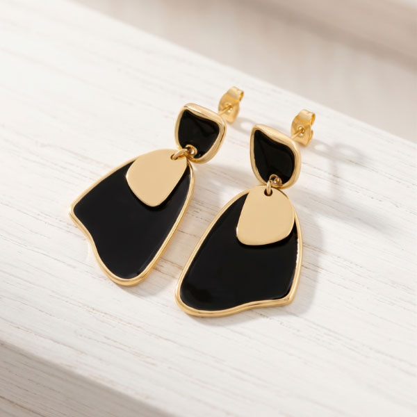 365 Aretes Colgantes Asimétricos con Esmalte Negro y Placa Dorada Bañados en Oro para Dama - Imagen 1