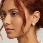 Aretes Broquel de Corazón con Perla Nacarada, Esmalte Micro circones Bañados en Oro para Dama - Imagen 2