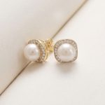 Aretes Broquel de Perla Nacarada con Halo Cuadrado de Circones Bañados en Oro para Dama