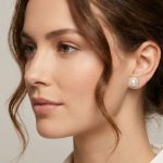 Aretes Broquel de Perla Nacarada con Halo Cuadrado de Circones Bañados en Oro para Dama - Imagen 2