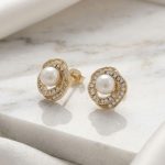 Aretes Broquel Espiral Floral con Perla Nacarada y Pavé de Circones Bañados en Oro para Dama