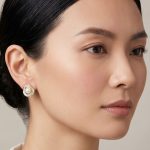Aretes Broquel Espiral Floral con Perla Nacarada y Pavé de Circones Bañados en Oro para Dama - Imagen 2