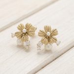 Aretes Broquel de Flor con Textura Granulada, Perla Nacarada y Circones Bañados en Oro para Dama