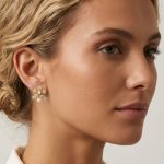 Aretes Broquel de Flor con Textura Granulada, Perla Nacarada y Circones Bañados en Oro para Dama - Imagen 2