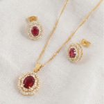 Juego de Cadena, Dije y Aretes Bañado en Oro con Cristal Oval Rojo Rubí y Circones