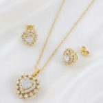 Juego de Cadena, Dije y Aretes Bañado en Oro con Corazón de Cristal Blanco y Doble Halo de Circones