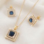 Juego de Cadena, Dije y Aretes Cuadrados Bañado en Oro con Cristal Azul Zafiro y Circones