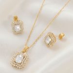Juego de Cadena, Dije y Aretes Rectangulares Bañado en Oro con Cristal Corte Esmeralda y Doble Halo de Circones