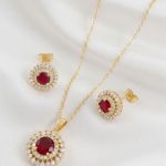 Juego de Cadena, Dije y Aretes Redondos Bañado en Oro con Cristal Rojo Rubí y Doble Halo de Circones
