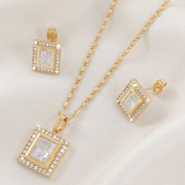 438 Juego de Cadena, Dije y Aretes Rectangulares Bañado en Oro con Cristal Corte Esmeralda y Bisel con Circones - Imagen 1