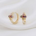 Aretes Tipo Argollas Huggies Bañadas en Oro con Flor de Circones Multicolor y Detalles Brillantes