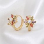 Aretes Tipo Argollas Huggies Bañadas en Oro con Flor Silvestre de Circones Multicolor en Corte Marquesa