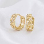 Aretes Tipo Argollas Huggies Bañadas en Oro con Diseño de Hojas Caladas y Circonias
