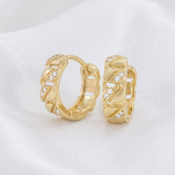 452 Aretes Tipo Argollas Huggies Bañadas en Oro con Diseño de Hojas Caladas y Circonias - Imagen 1