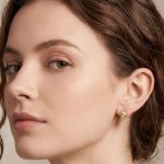 Aretes Tipo Argollas Huggies Bañadas en Oro con Diseño de Hojas Caladas y Circonias - Imagen 2