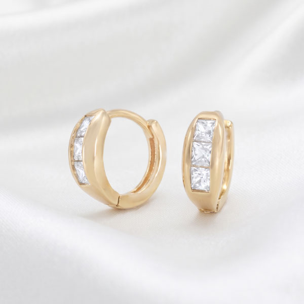 474 Aretes Tipo Argollas Huggies Bañadas en Oro con Circones Cuadradas en Engaste de Canal - Imagen 1